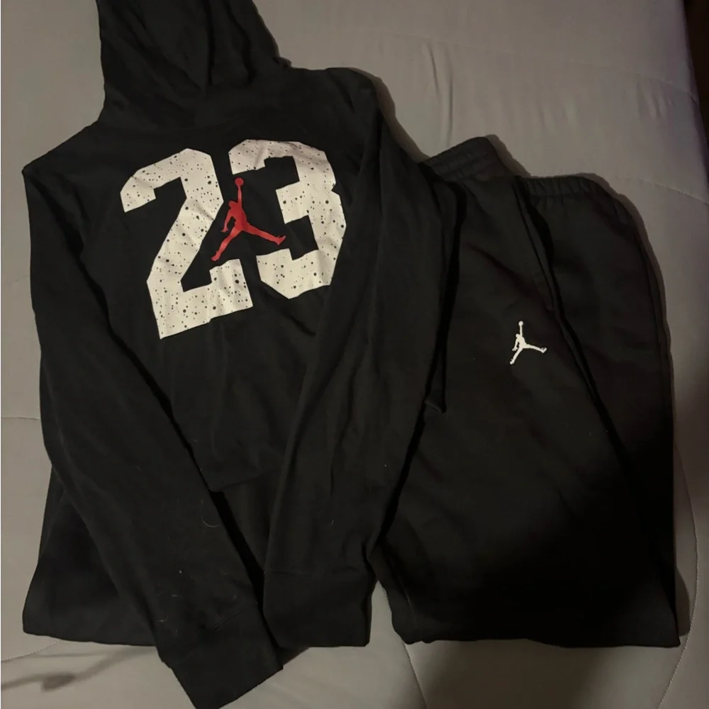 Gently worn boys youth XL long sleeved cotton tee and black sweats - Picture 4 of 5